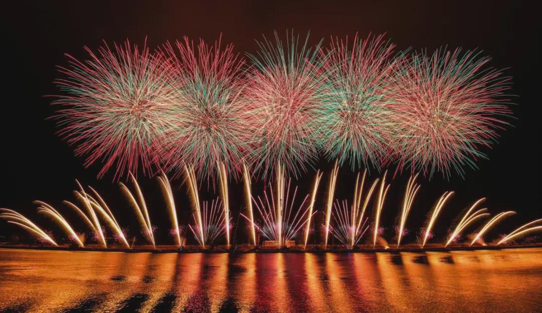 最新礼花璀璨夜空，绚烂多彩庆祝时刻
